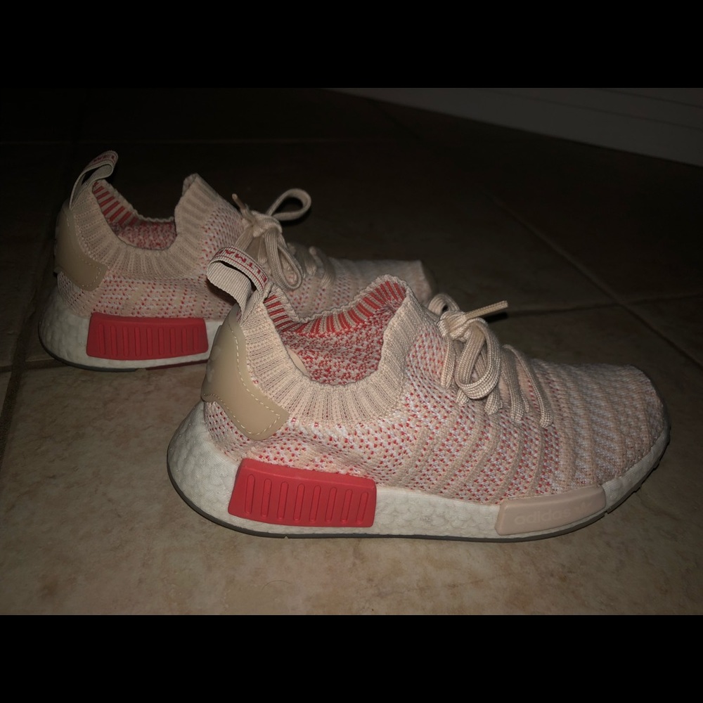 Women’s NMD_R1 STLT PRIMEKNIT SHOES